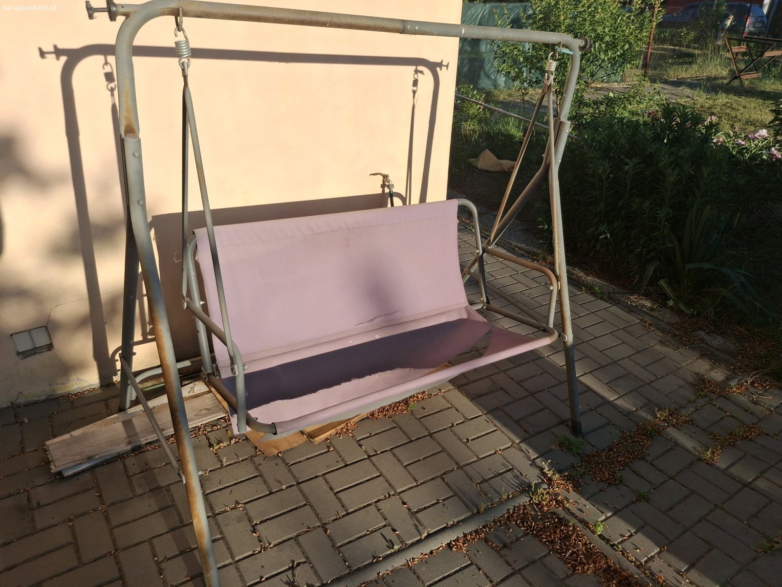 Houpačka. Daruji kovovou houpačku s roztrženým plátnem na sezení. to je nutno vyměnit.