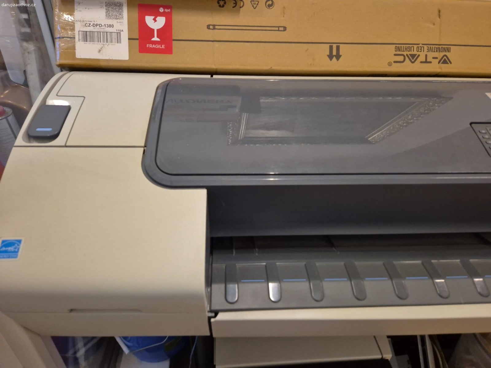HP DesignJet T610 plotr A0. A0 inkoustový plotr, bez kartridží,  včetně stojanu a koše