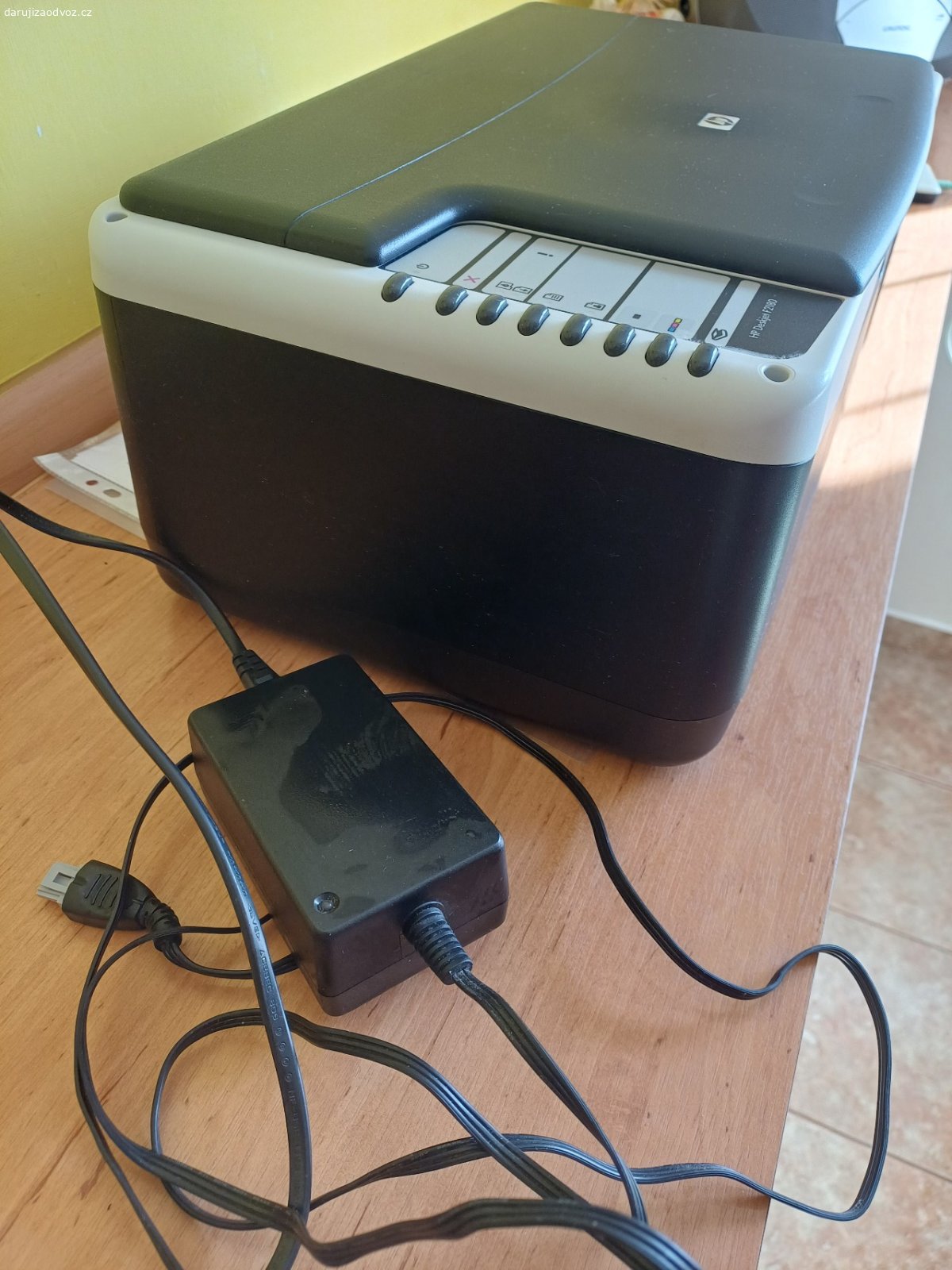 HP F2180. Daruji multifunkcni zarizeni k tisku a skenovani, v domacim provozu, bez vady, dve naplne aktualne v pouzdre s gelovym polstarkem proti zaschnuti (uroven naplneni neznama, ale melo by to fungovat).