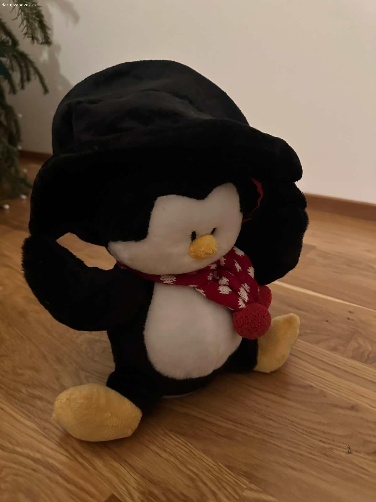 Hračka tučňák. Hraje vánoční hudbu, zvedá klobouk, na baterkách