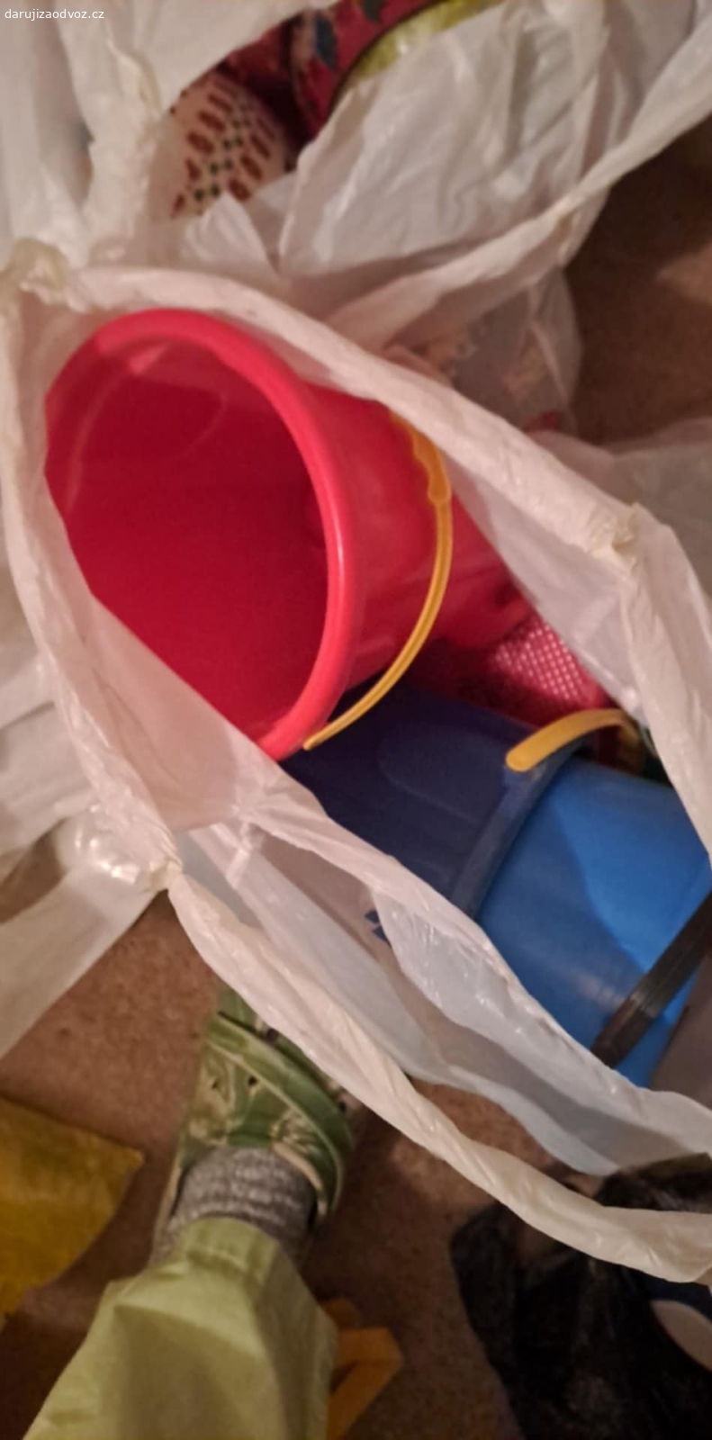 Hračky k vodě. Kyblíky, bábovky atd. Používané