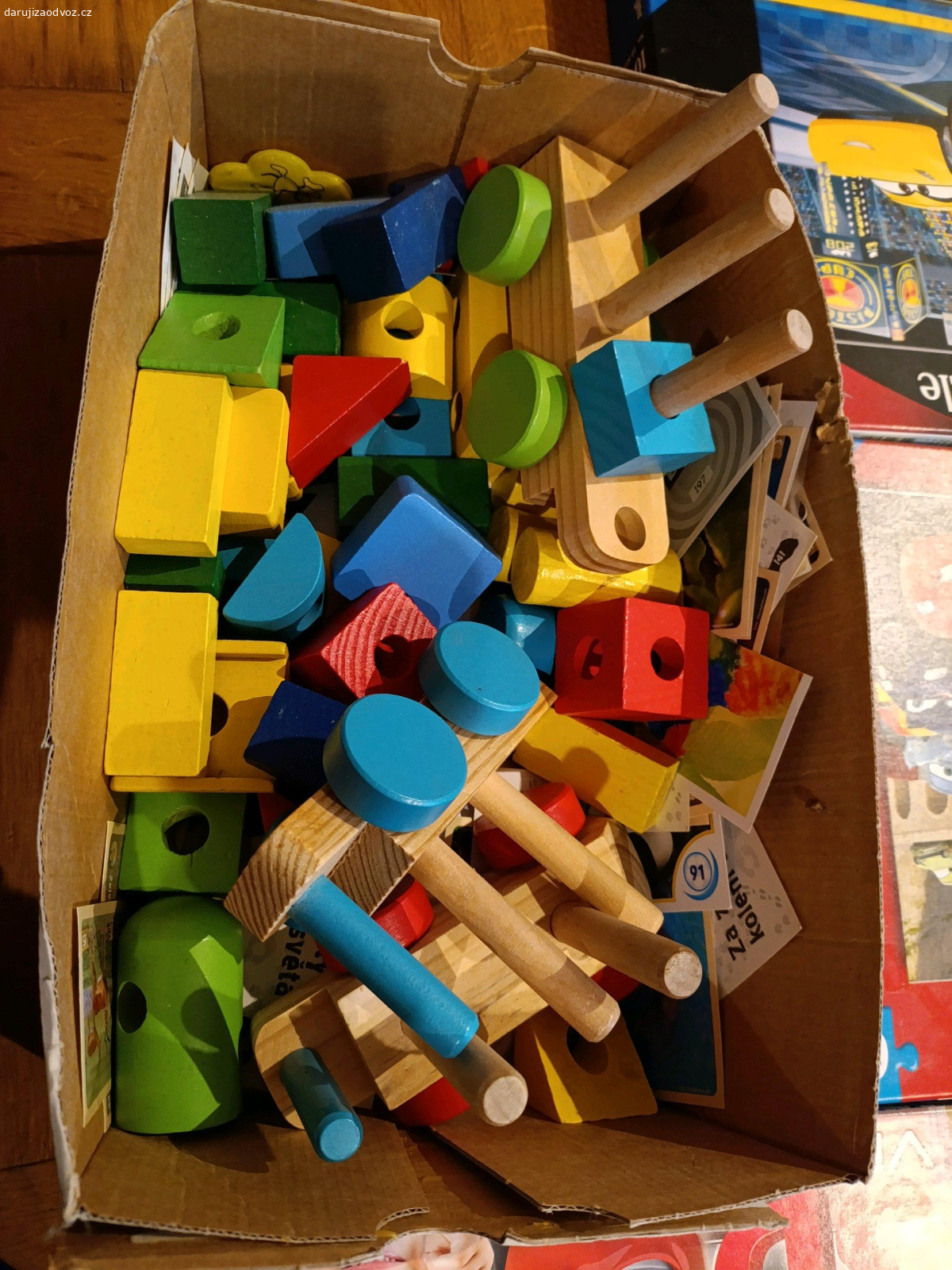 Hračky pro děti. Puzzle, omalovánky, pletací stroje, kostičky, dřevěná skládačka...