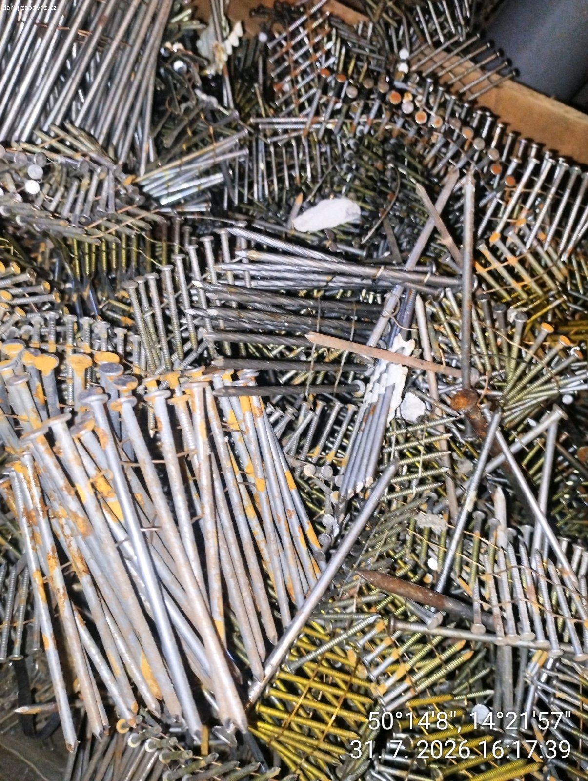 hřebíky. Kýbl hřebíků délka 120mm a banánovka plná hřebíků různé velikosti (viz foto) Osobní odběr Zlončice u Kralup nad Vltavou. Pouze volat.