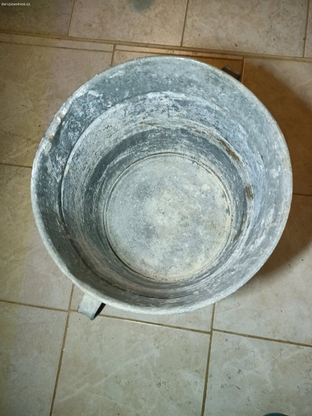 Hrnec. Starý hrnec - stav dle foto. Pevný, bez děr, výška 38cm a průměr 34 cm