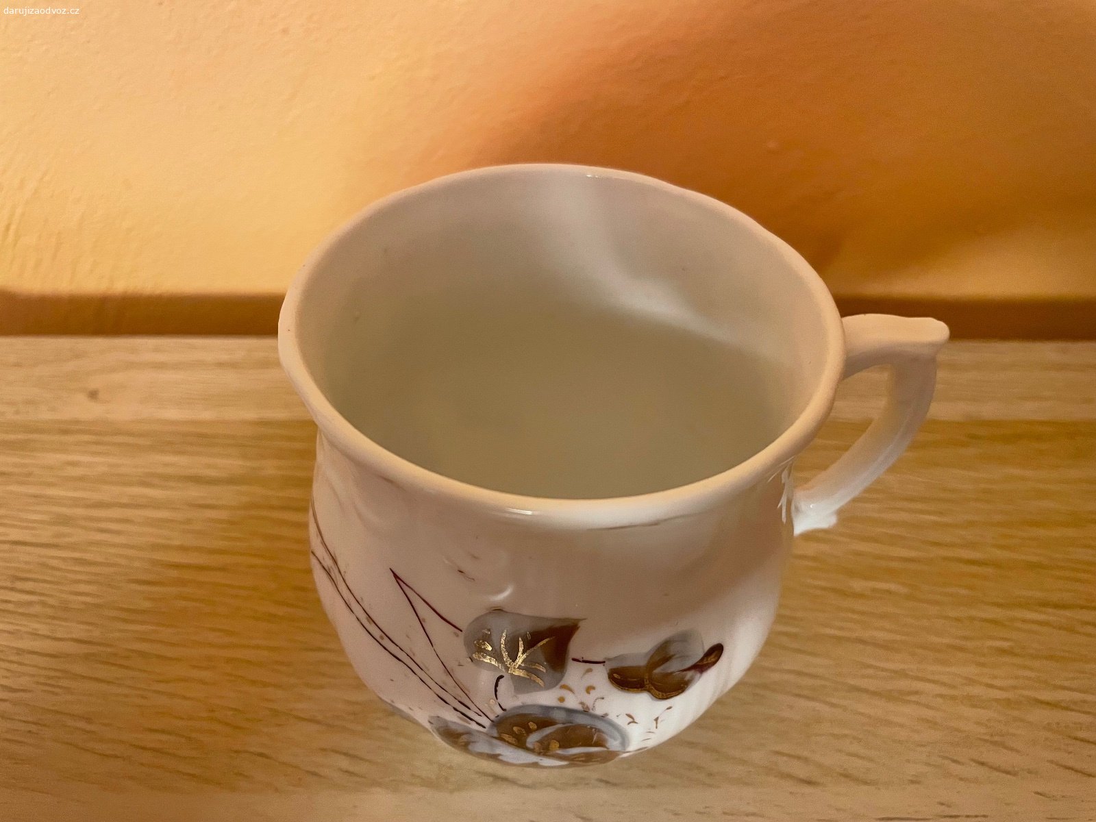Keramický hrneček - výška cca 9 cm. Daruji keramický hrneček - výška cca 9 cm. Bez vad. K vyzvednutí po předchozí domluvě na Praze 4. Daruji další věci za ODVOZ viz. inzeráty!