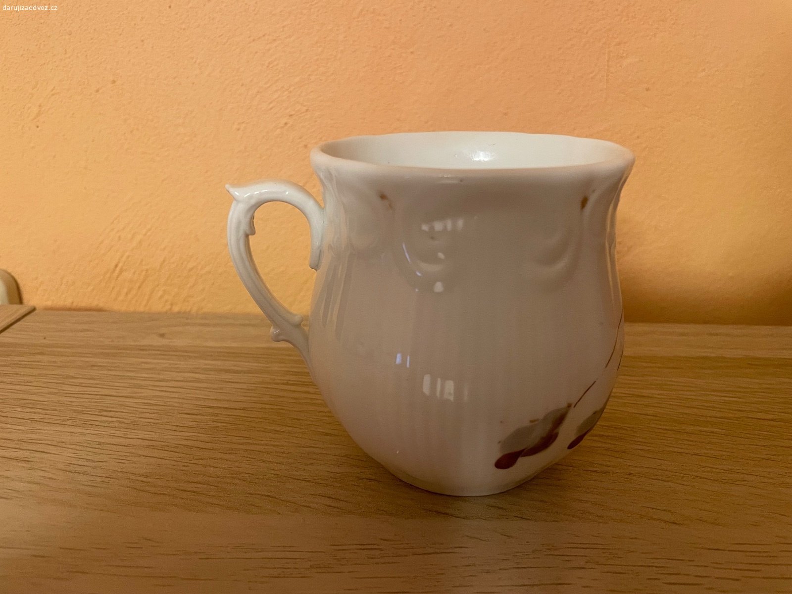 Keramický hrneček - výška cca 9 cm. Daruji keramický hrneček - výška cca 9 cm. Bez vad. K vyzvednutí po předchozí domluvě na Praze 4. Daruji další věci za ODVOZ viz. inzeráty!