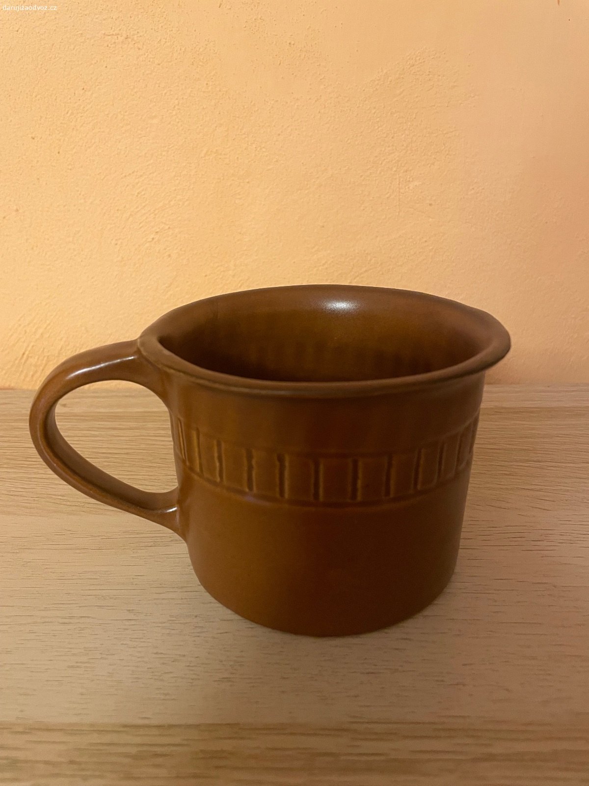 Keramický hrneček - výška cca 8 cm. Daruji keramický hrneček - výška cca 8 cm. Bez vad. K vyzvednutí po předchozí domluvě na Praze 4. Daruji další věci za ODVOZ viz. inzeráty!