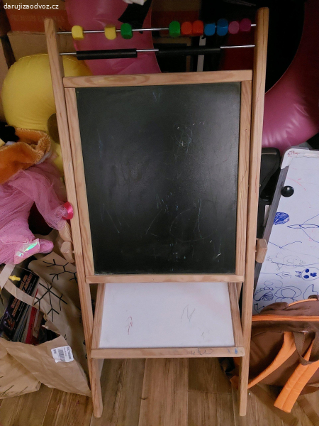 Hromada hraček po dceři