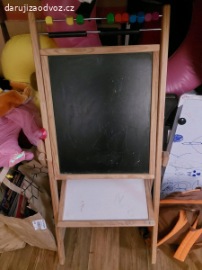 Hromada hraček po dceři