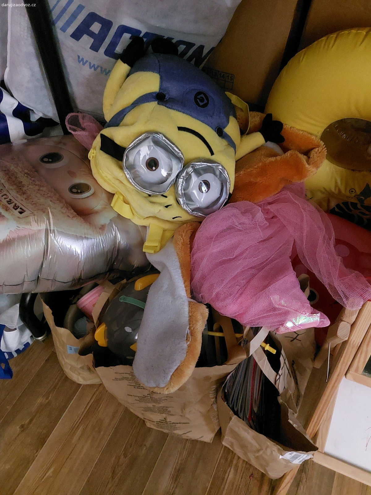 Hromada hraček po dceři. Daruji hromadu hracek po dceři. Tabule klasická, tabule magnetická, časopisy, batoh, pastelky, hračky, plyšáci, je toho x tašek.
Dale kdo by měl zájem. tak 3 bazény, dva pro nejmenší a jeden prk dospělé.
Nymburk.