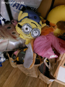 Hromada hraček po dceři
