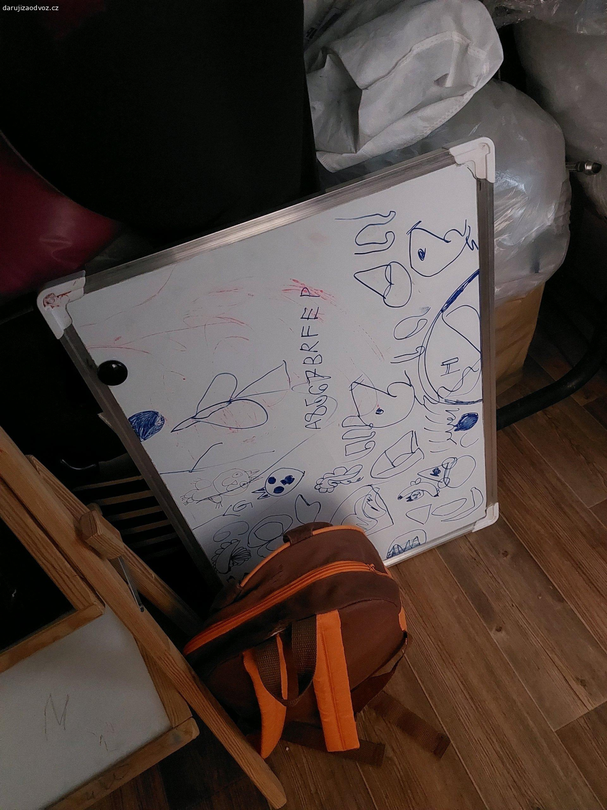 Hromada hraček po dceři. Daruji hromadu hracek po dceři. Tabule klasická, tabule magnetická, časopisy, batoh, pastelky, hračky, plyšáci, je toho x tašek.
Dale kdo by měl zájem. tak 3 bazény, dva pro nejmenší a jeden prk dospělé.
Nymburk.