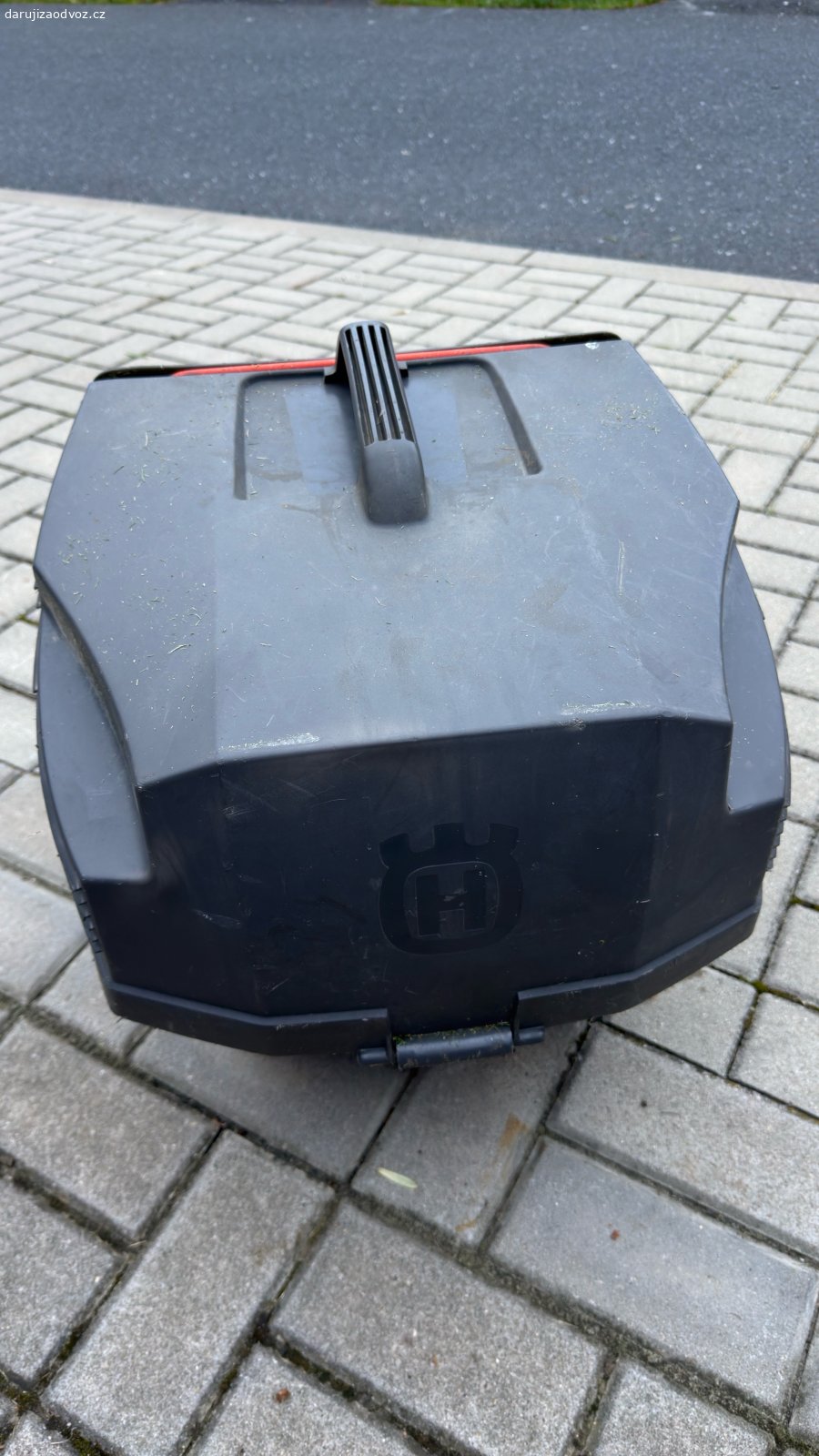 Husquarna LC48VE. Sběrný koš ze zahradní sekačky. Funkční - nepoškozený