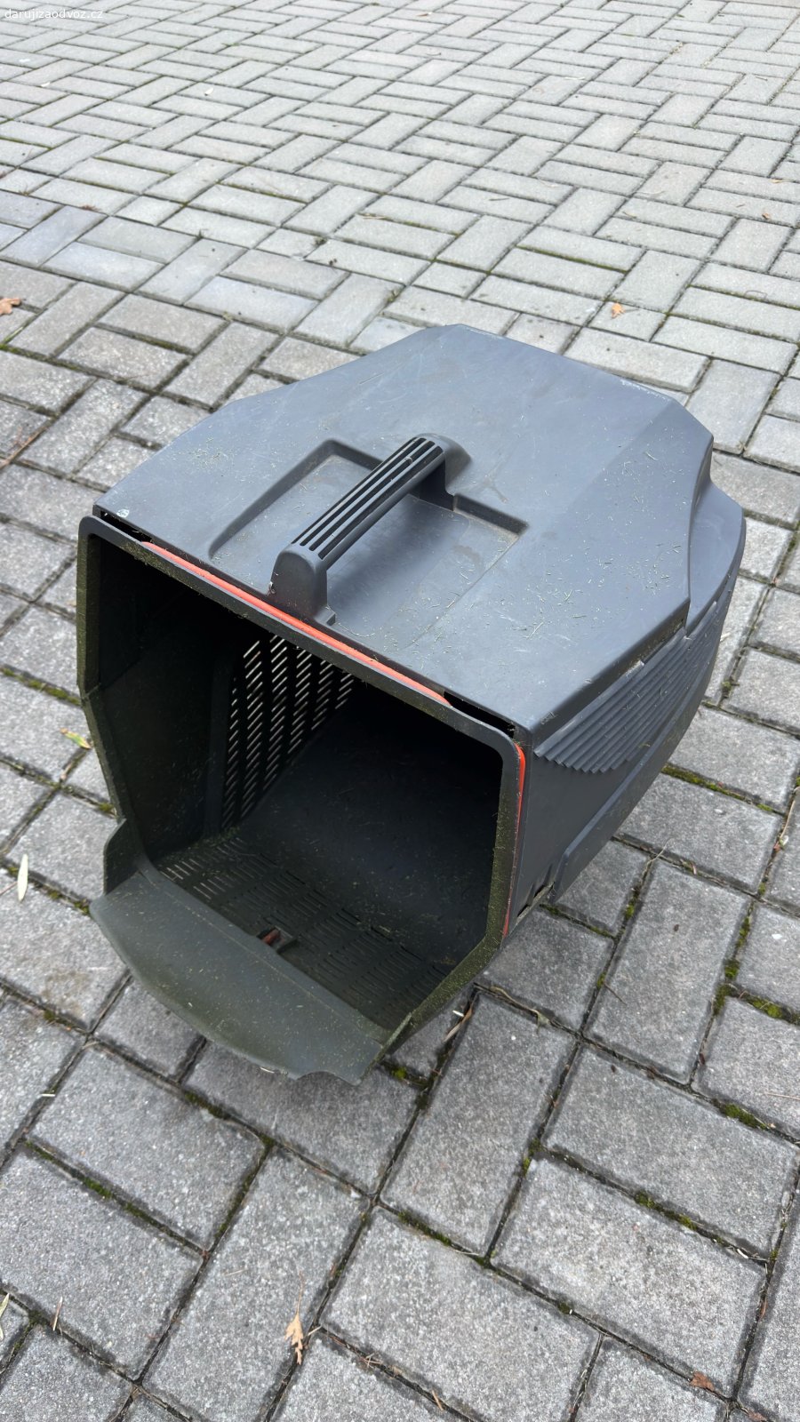 Husquarna LC48VE. Sběrný koš ze zahradní sekačky. Funkční - nepoškozený