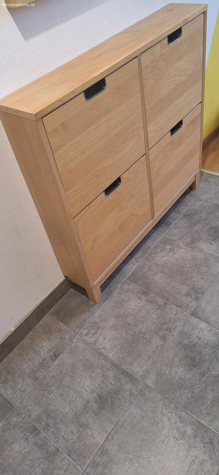 IKEA botník. Rozměry: 90 × 96 × 18,7 cm

Používaný, funkční stav. Daruji zdarma za vlastní odnos a odvoz.