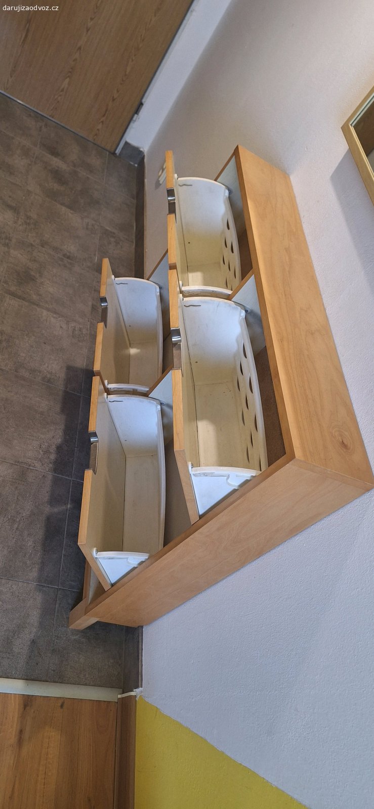 IKEA botník. Rozměry: 90 × 96 × 18,7 cm

Používaný, funkční stav. Daruji zdarma za vlastní odnos a odvoz.