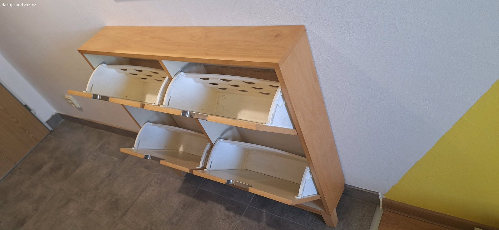 IKEA botník. Rozměry: 90 × 96 × 18,7 cm

Používaný, funkční stav. Daruji zdarma za vlastní odnos a odvoz.