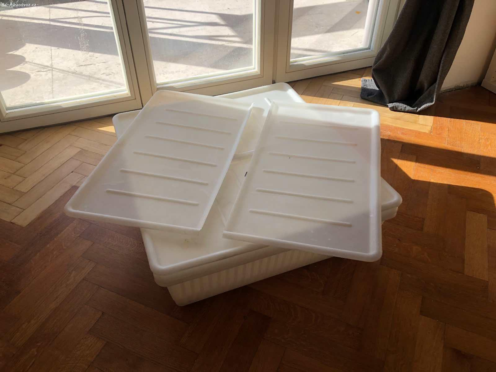 Ikea boxy Dilling. 3x ulozny box, 2x viko (je napul, ale opravit paskou)