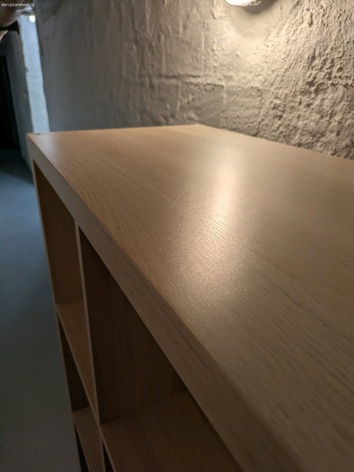 IKEA kallax. IKEA kallax, pár vlasových škrábanců - viz foto. v týdnu v odpoledních hodinách nebo po domluvě