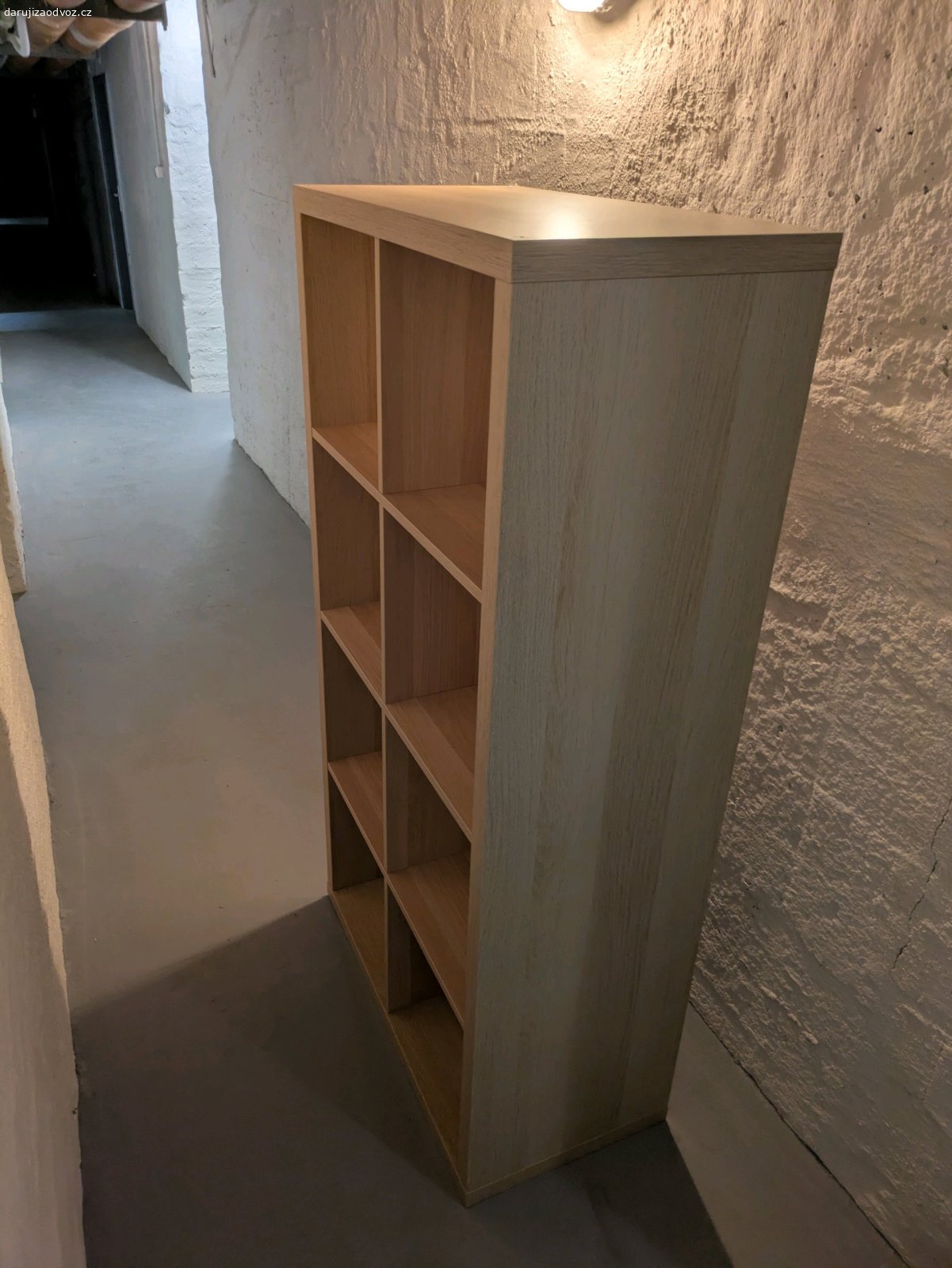 IKEA kallax. IKEA kallax, pár vlasových škrábanců - viz foto. v týdnu v odpoledních hodinách nebo po domluvě