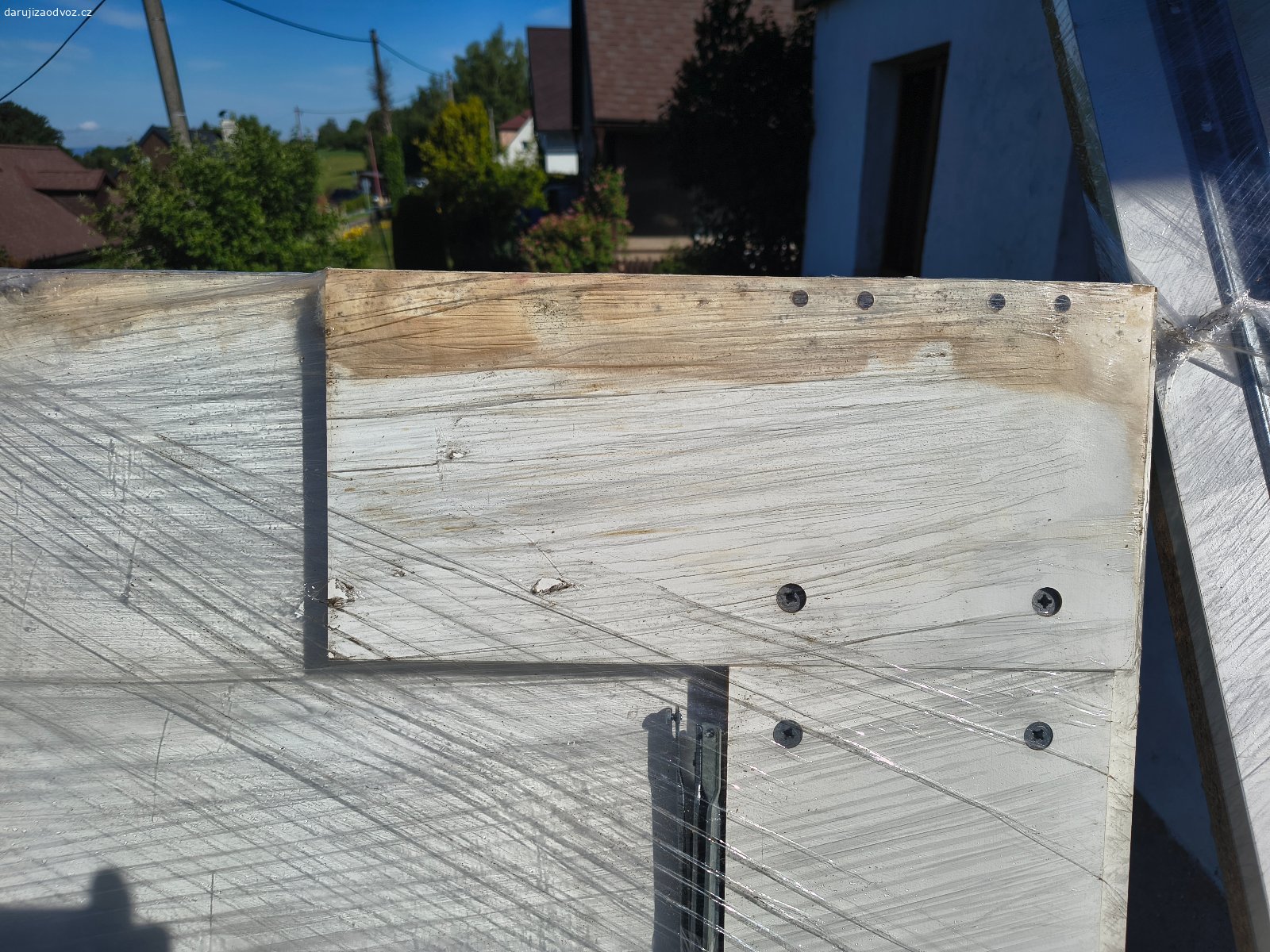 IKEA postel 140x200. Rozložená bílá IKEA postel 140x200 cm včetně 2 roštu na matrace. 
Matrace není součástí. Tento typ postele už momentálně není v nabídce, nemůžu dát obrázek po složení. Nyní je vše zabalené a delší dobu skladované. Jedna strana postele bude pravděpodobně poškozená vlhkem, je to vidět na fotce. Spojovací materiál je součástí.
Jen osobní odběr kousek od Nového Města nad Metují o víkendu 6-7. Června. Dávám přednost rychlému jednání, rezervuji pouze po krátkou dobu a věnuji nejrychlejšímu.