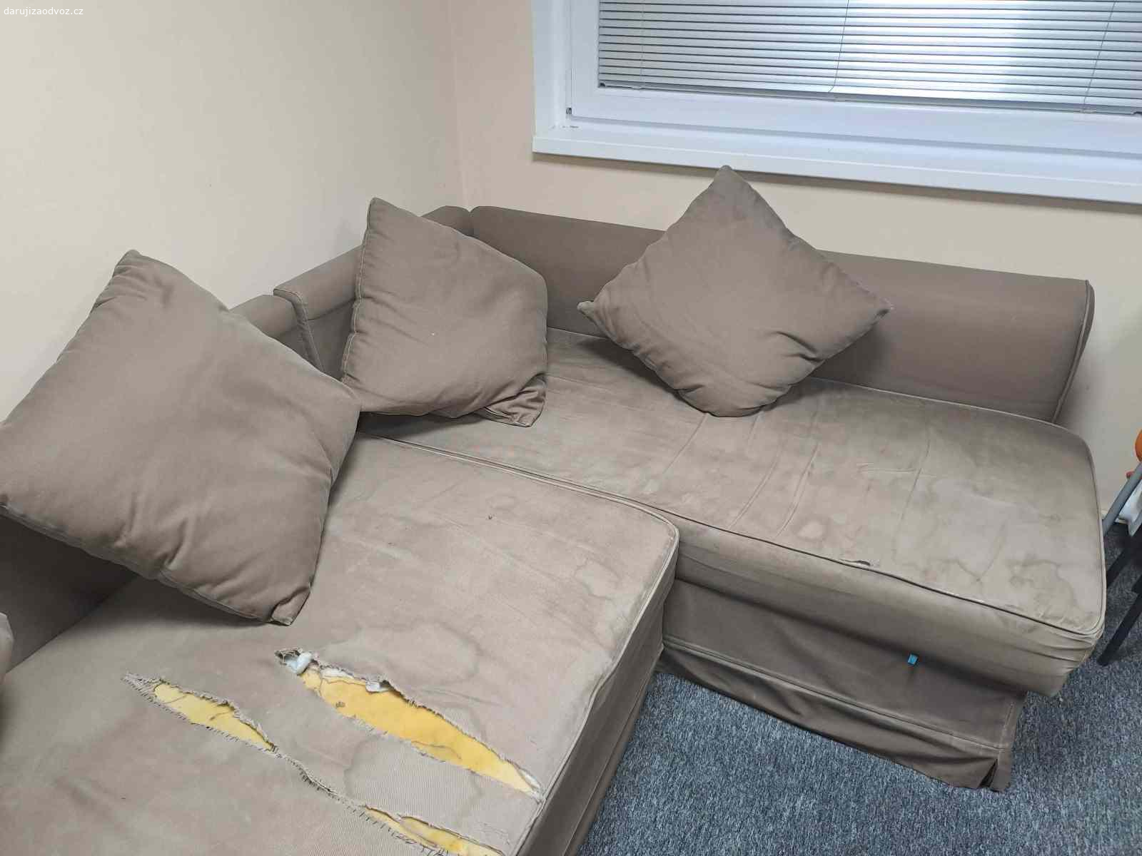 IKEA Rozkládací gauč s úložným prostorem. Nabízím rozkládací gauč s úložným prostorem. Potah má na místech fleky a na sedáku je protržený, ale nový potah to spraví. Jinak je gauč stále funkční a pohodlný. Byl několik používán ve skautské klubovně, kam jsme si ho přivezli také za odvoz už z druhé ruky.