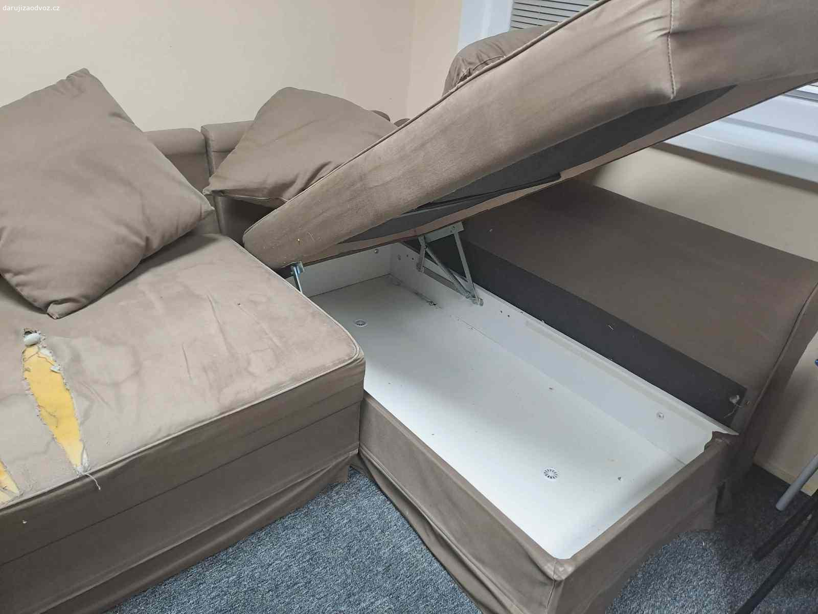 IKEA Rozkládací gauč s úložným prostorem. Nabízím rozkládací gauč s úložným prostorem. Potah má na místech fleky a na sedáku je protržený, ale nový potah to spraví. Jinak je gauč stále funkční a pohodlný. Byl několik používán ve skautské klubovně, kam jsme si ho přivezli také za odvoz už z druhé ruky.