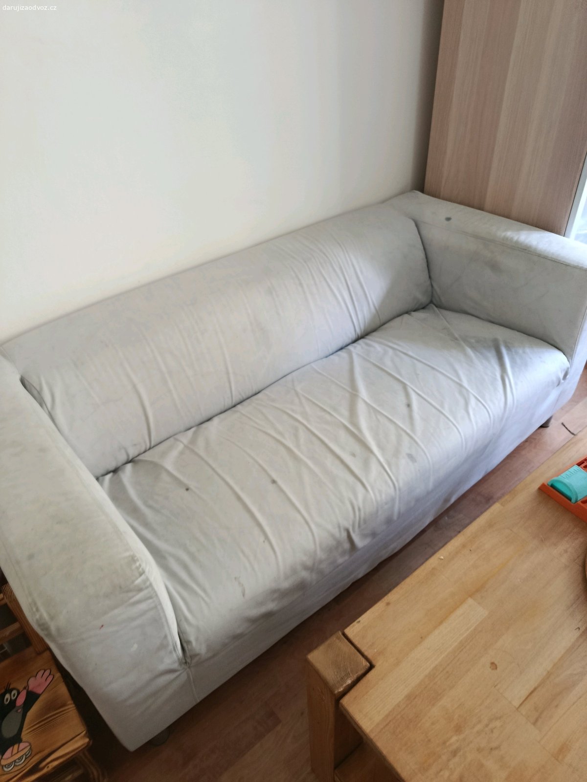 Ikea sedačka. Daruji. Ikea sedačku. Než ji odvezeme na sběrňák. Je flekatá, páč jsme se jí kdysi snažili přebarvit, ale barva se úplně nerozpustila. Povlak je sundavací a v IKEI se dá koupit nový. Vyzvednutí Praha Nusle.