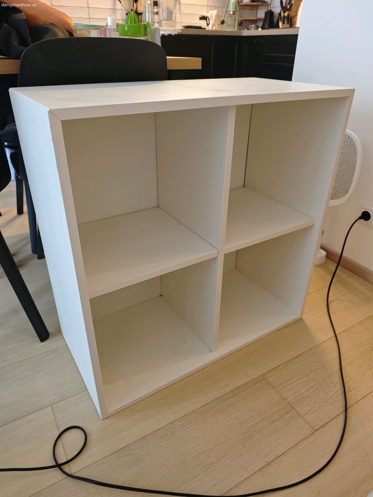 IKEA skříňka komoda. Darujeme IKEA skříňku bez dvířek, má v sobě jednu díru v zádech a na horní desce je trošku flekata. Jinak je ale ve velmi dobrém stavu a určitě poslouží. U nás už na ni nemáme místo. Pište jen pokud máte vážný zájem!