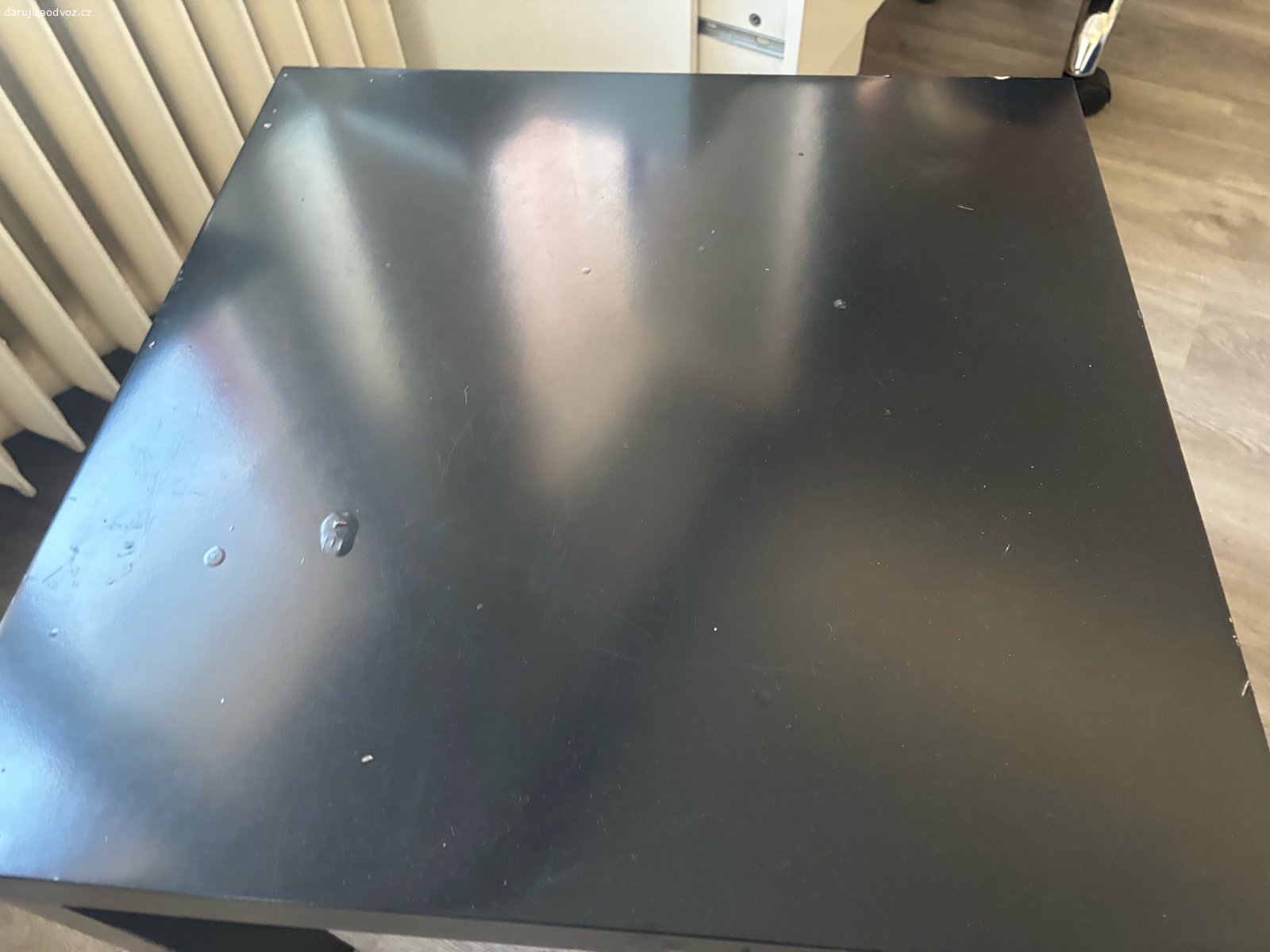 IKEA stolek. daruji ilea dřevěný stolek. Už má něco za sebou, ale ještě chvilku poslouží.

Prosím nevolat, nezvedám cizí čísla, pište sms, děkuji.