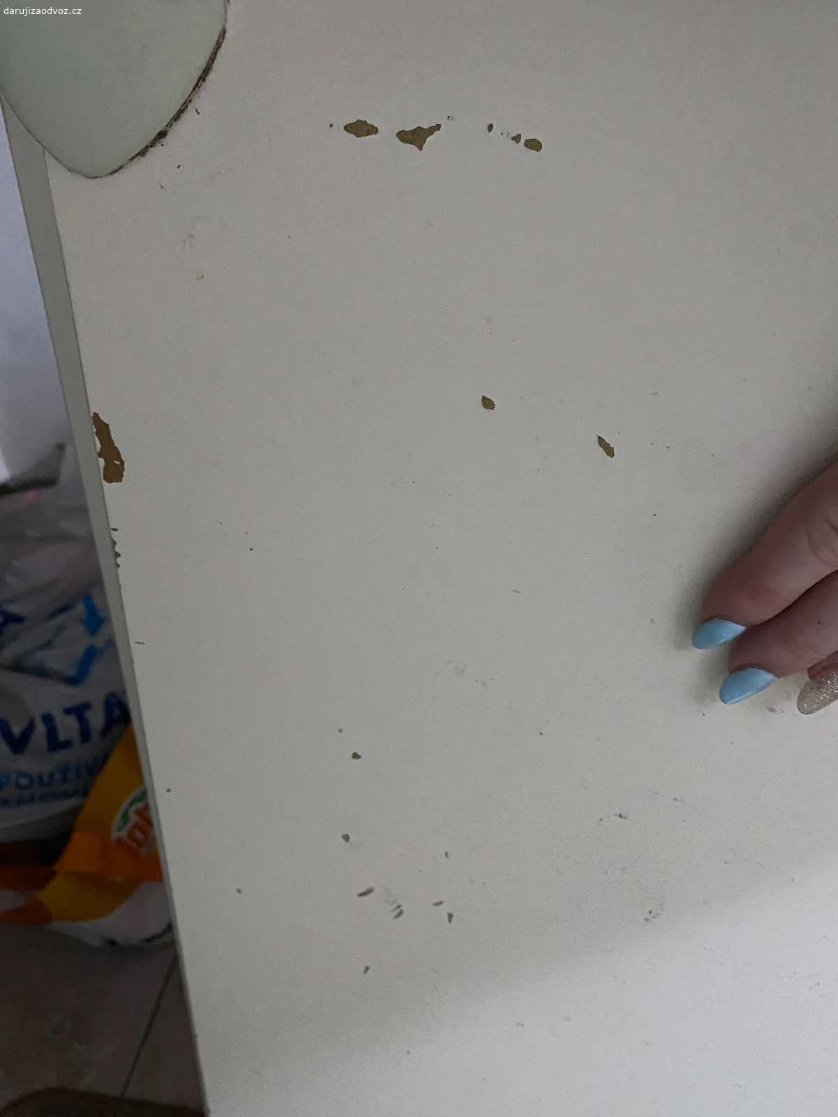 Ikea stůl do 4.2.. Používaný, takže nese známky používání v domácnosti s 2 dětmi. Odřený, pomalovaný fixy atd… (umyté ale stejně to je znát). Ale třeba do dílny by posloužil. Odnos ze 3.patra bez výtahu.

Vyzvednutí kdykoli, jsem doma. V rozloženém stavu.