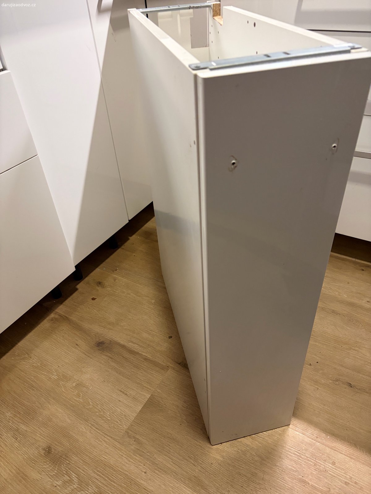IKEA vysouvací skříňka do kuchyně. Prosim sms.  Bez úchytky jinak plně Funkční, celkem zachovalá, viz foto