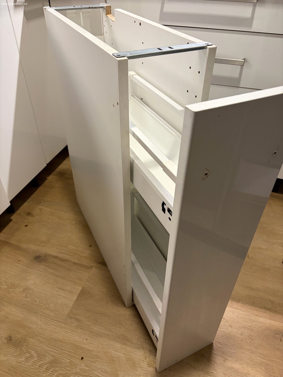 IKEA vysouvací skříňka do kuchyně. Prosim sms.  Bez úchytky jinak plně Funkční, celkem zachovalá, viz foto