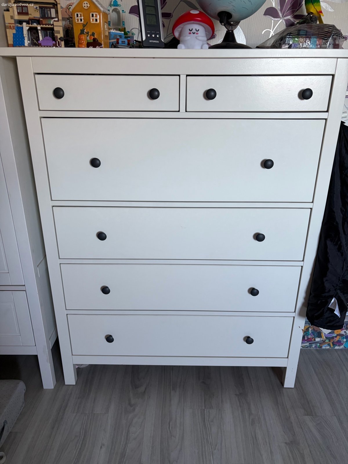 Ikea. Daruji Ikea šatní skříň a komodu.