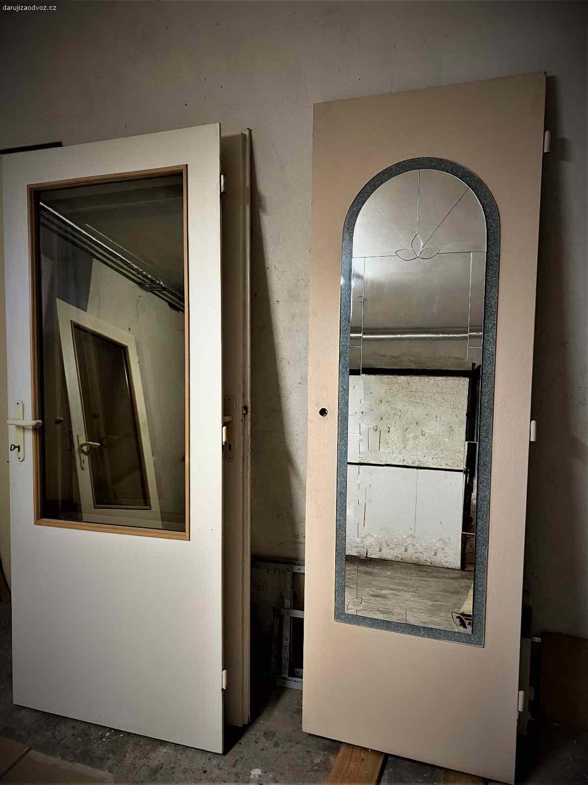 Interiérové dveře se zrcadlem P 60 cm. Interiérové dveře, barva slonová kost 
Daruji starší interiérové dveře do kovových zárubní vč. kování a klik. Dveře plné se zrcadlem, pravé P60 - 1 ks. Odvoz vlastní, z Červeného Kostelce.