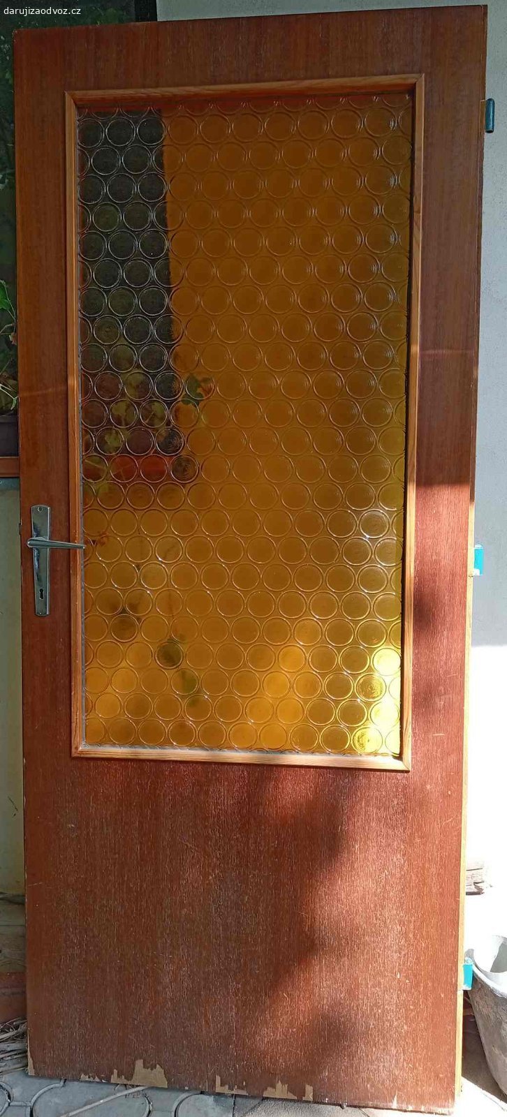 Interiérové dveře. Daruji za odvoz, ideálně jako komplet, ale lze i jednotlivě. Všechny šíře 80 cm, prosklené bílé pravé, plné bílé levé, hnědé pravé, hnědé (poškozená dýha dole) levé. Používané, drobné oděrky.