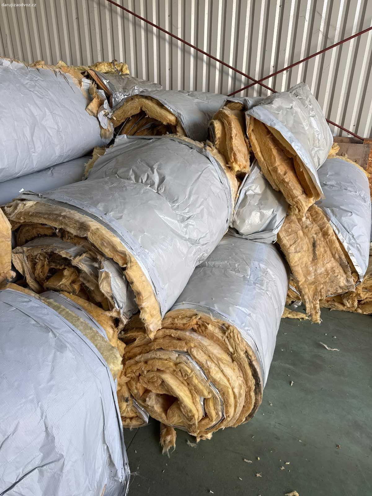 Izolační vata. Z rekonstrukce střechy můžeme darovat ua odvoz izolační vatu. Firma VAPP - Popovičky u Prahy. Vaty bude v následujících dnech ještě mnohem více.