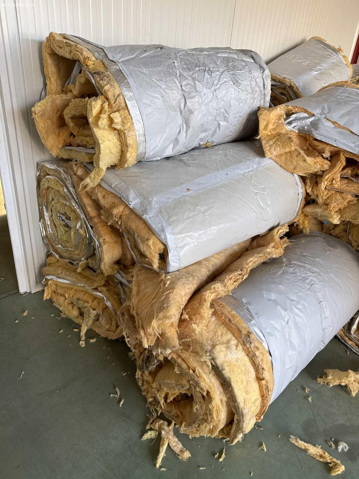 Izolační vata. Z rekonstrukce střechy můžeme darovat ua odvoz izolační vatu. Firma VAPP - Popovičky u Prahy. Vaty bude v následujících dnech ještě mnohem více.