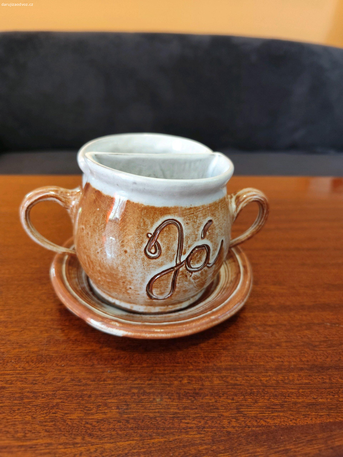 Já a ty keramický hrnek. Keramický hrnek. Může ještě někomu udělat radost.