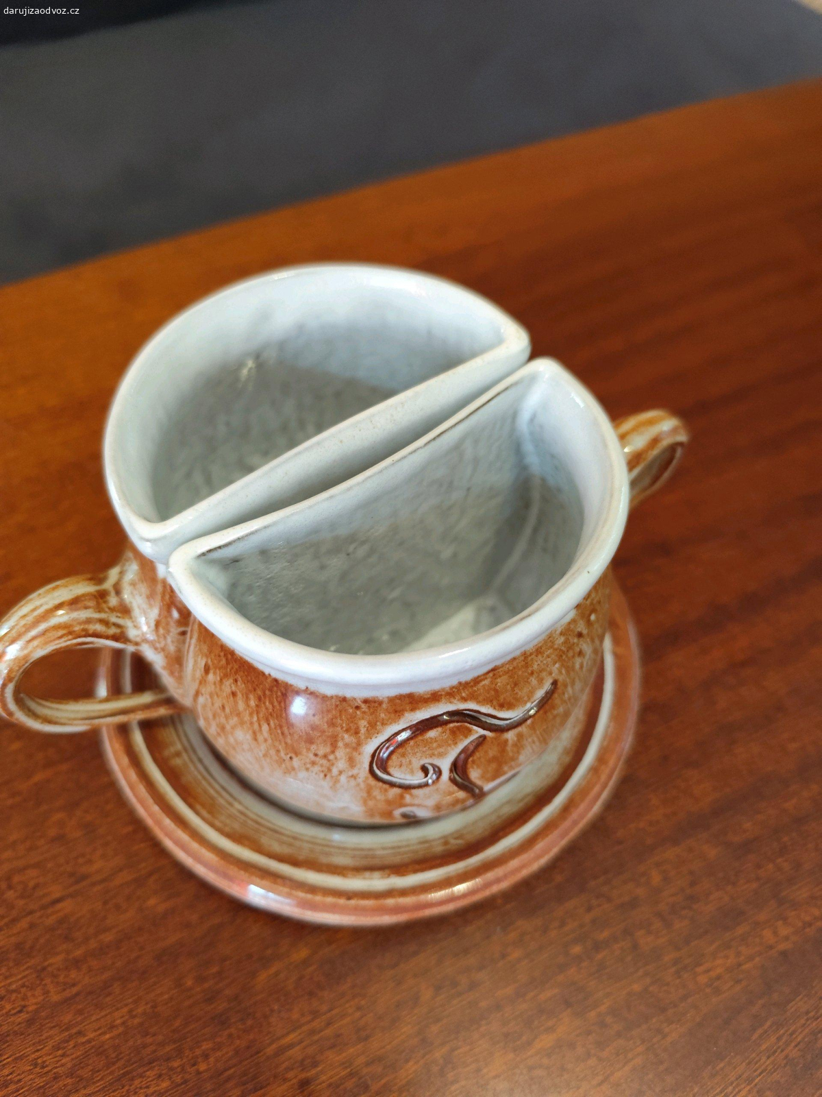 Já a ty keramický hrnek. Keramický hrnek. Může ještě někomu udělat radost.
