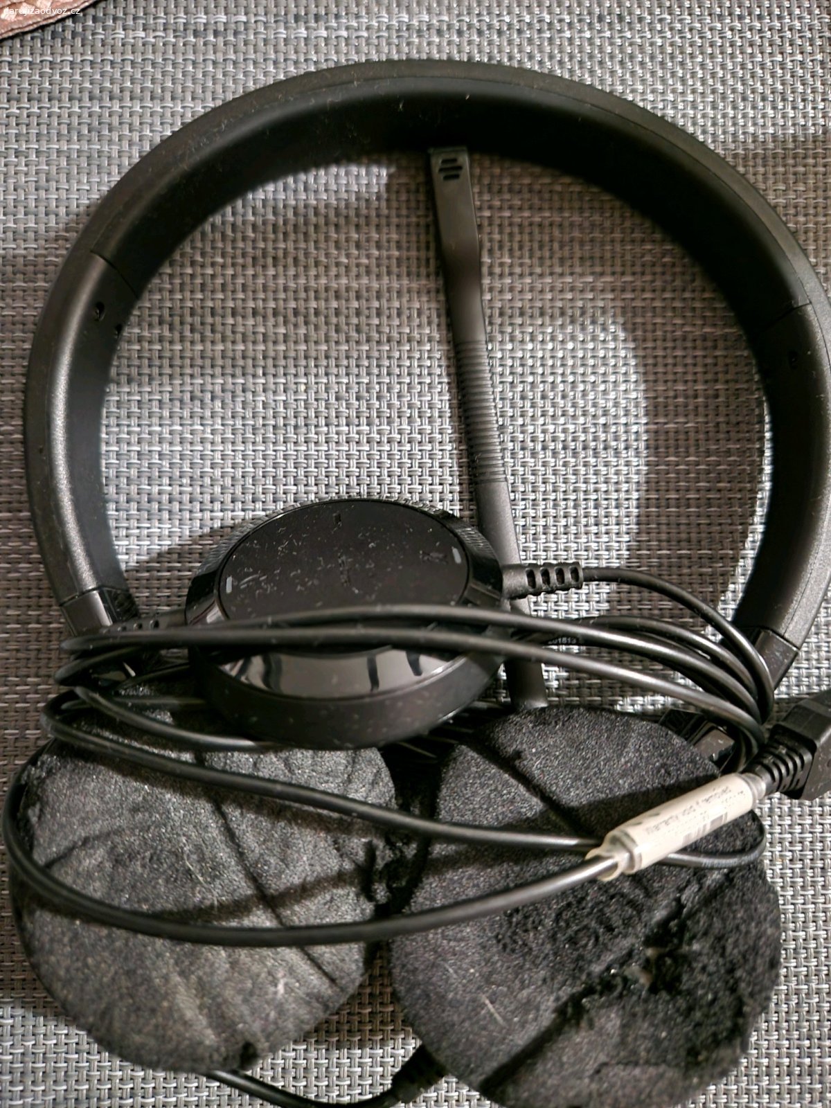 Jabra sluchatka s mikrofonem. Daruju funkcni sluchatka s mikrofonem, vhodne na konferencni telefonaty, hrani.
Jsou plne funkcnins nastavenim hlasitosti a rusenim sumu.
Nedostatek: odlupuje se pena - da se dokoupit.