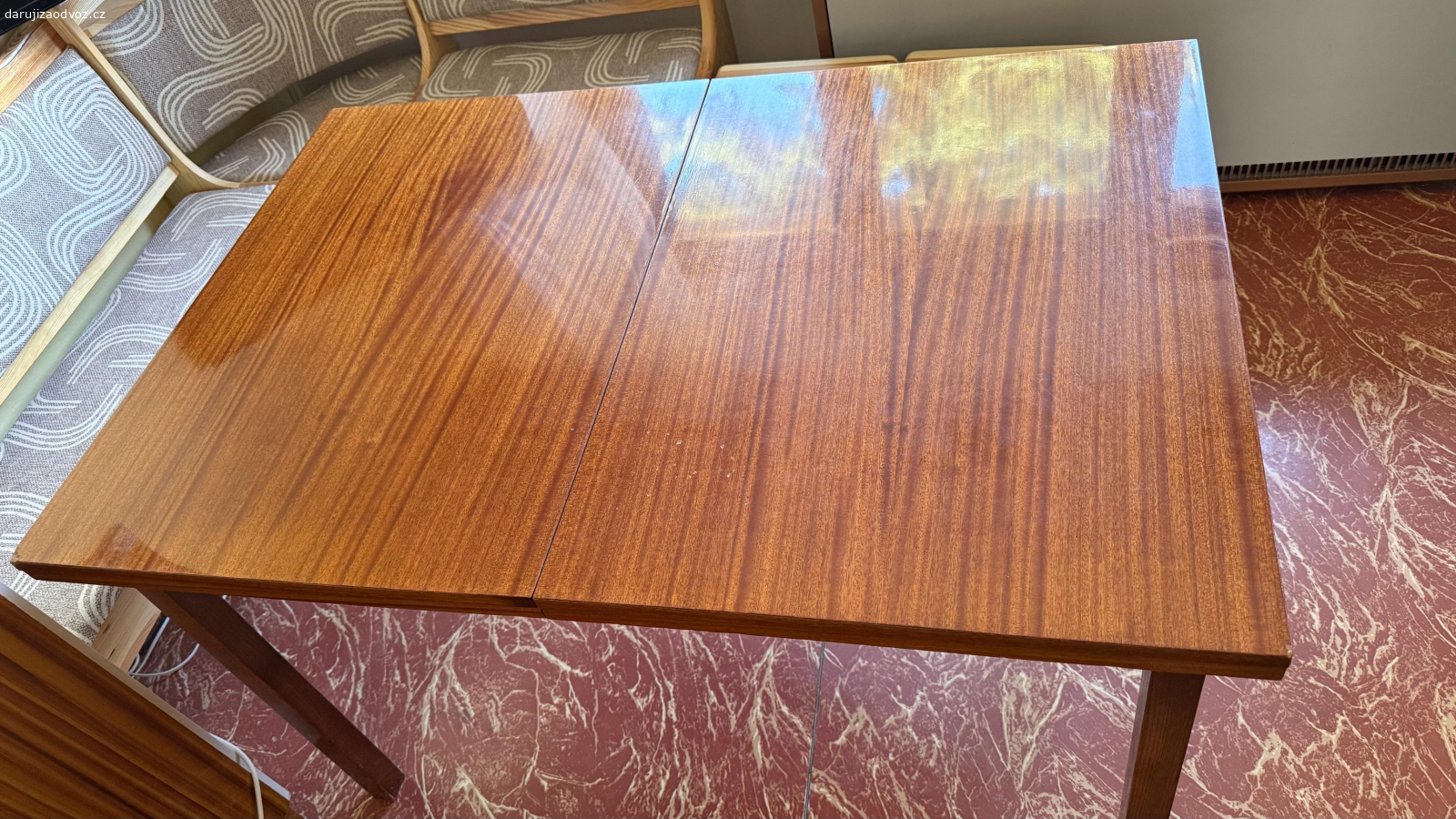 Jidelni rozkladaci stul za odvoz. Rozměry 180x120, ze stolu jsem demontoval nohy pro lepší odvoz, stůl je včetně rozšiřujícího platu.