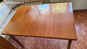 Jidelni rozkladaci stul za odvoz