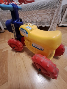 Jídelní stolek a motorka
