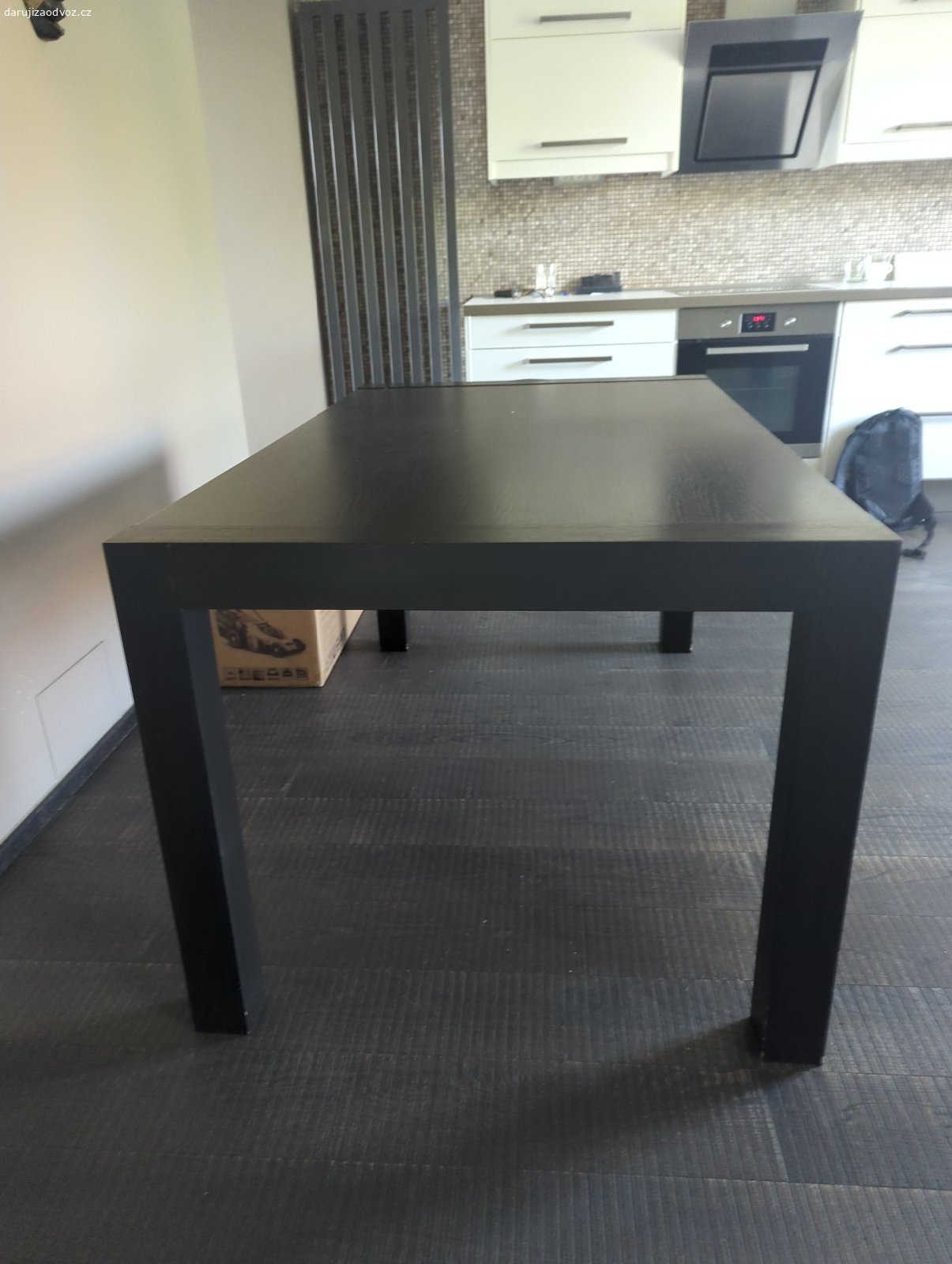 Jídelní stůl 150x 90 cm. Daruji za odvoz černý dýhovaný jídelní stůl. Tuším z Ikey. 150 x 90 cm, výška 76 cm.

Ze dvou stran má poškozené hrany horní desky. Další dvě strany jsou bez poškození.

SPĚCHÁ: Odnos a odvoz nejpozději ráno v pátek 26.6.