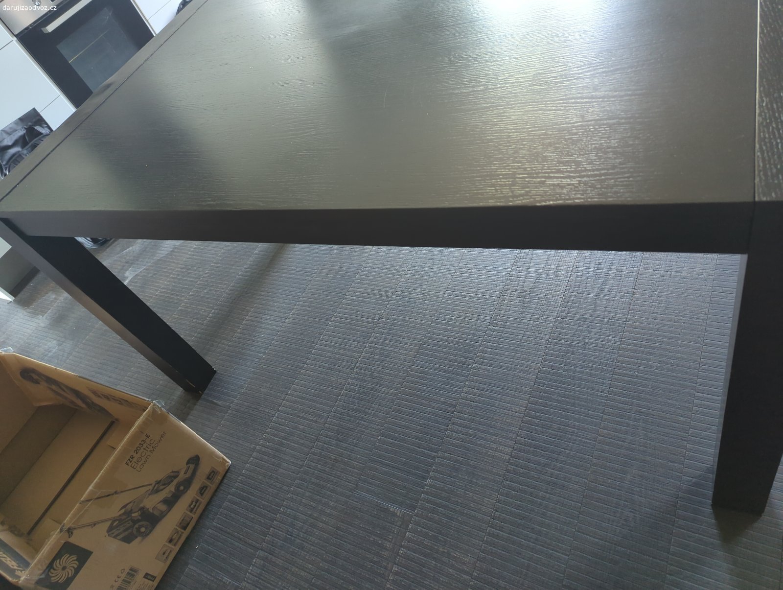 Jídelní stůl 150x 90 cm. Daruji za odvoz černý dýhovaný jídelní stůl. Tuším z Ikey. 150 x 90 cm, výška 76 cm.

Ze dvou stran má poškozené hrany horní desky. Další dvě strany jsou bez poškození.

SPĚCHÁ: Odnos a odvoz nejpozději ráno v pátek 26.6.