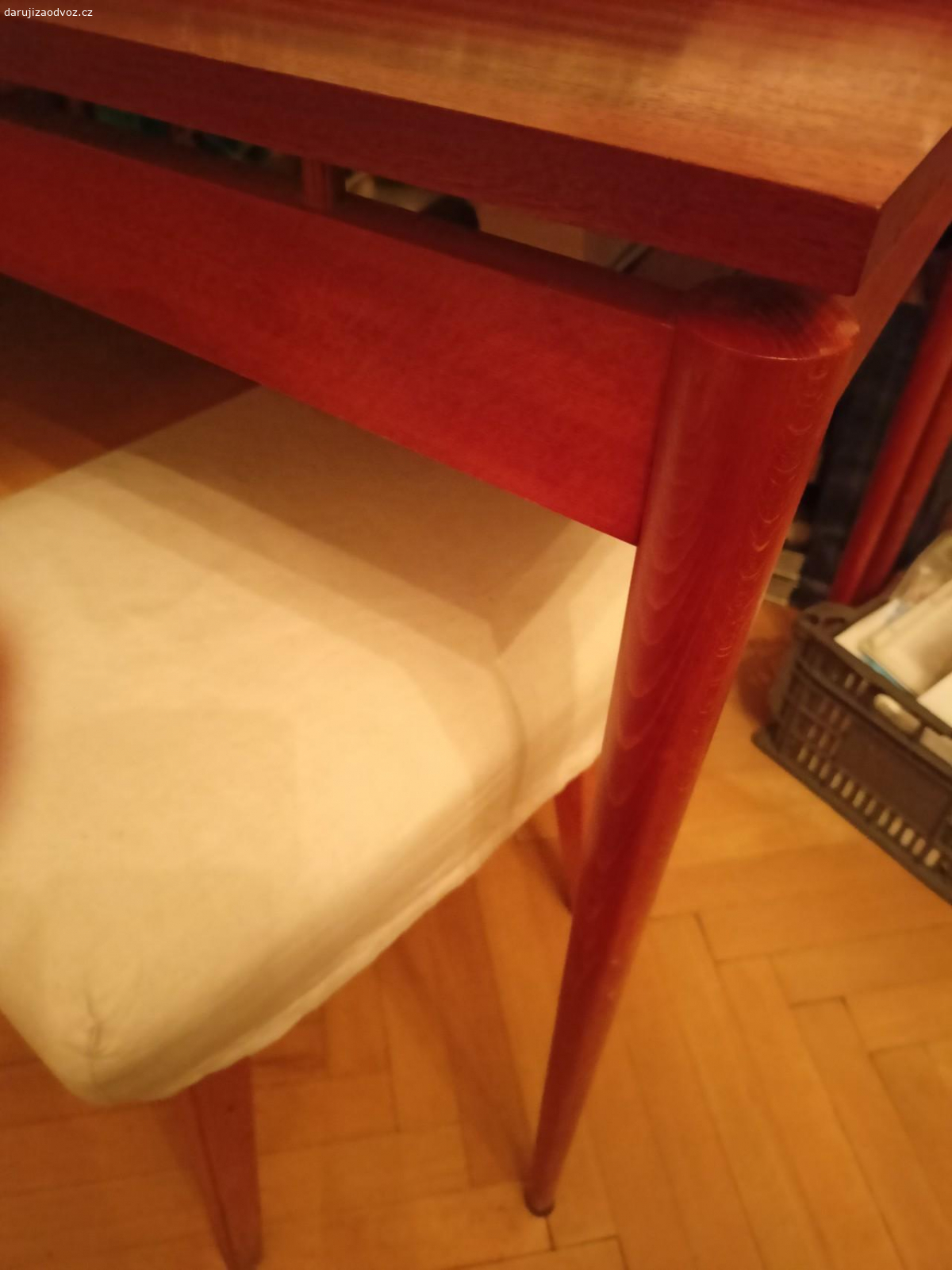 Daruji jídelní stul. Jídelní stůl v 74 cm, d 106 cm, š 70 cm

cca z 60. let v zachovalém stavu, nábytek Dřevotvar. Mam celou sadu podobneho nabytku, podivejte se na ostatni moje nabidky.

prosim kontaktujte me na email