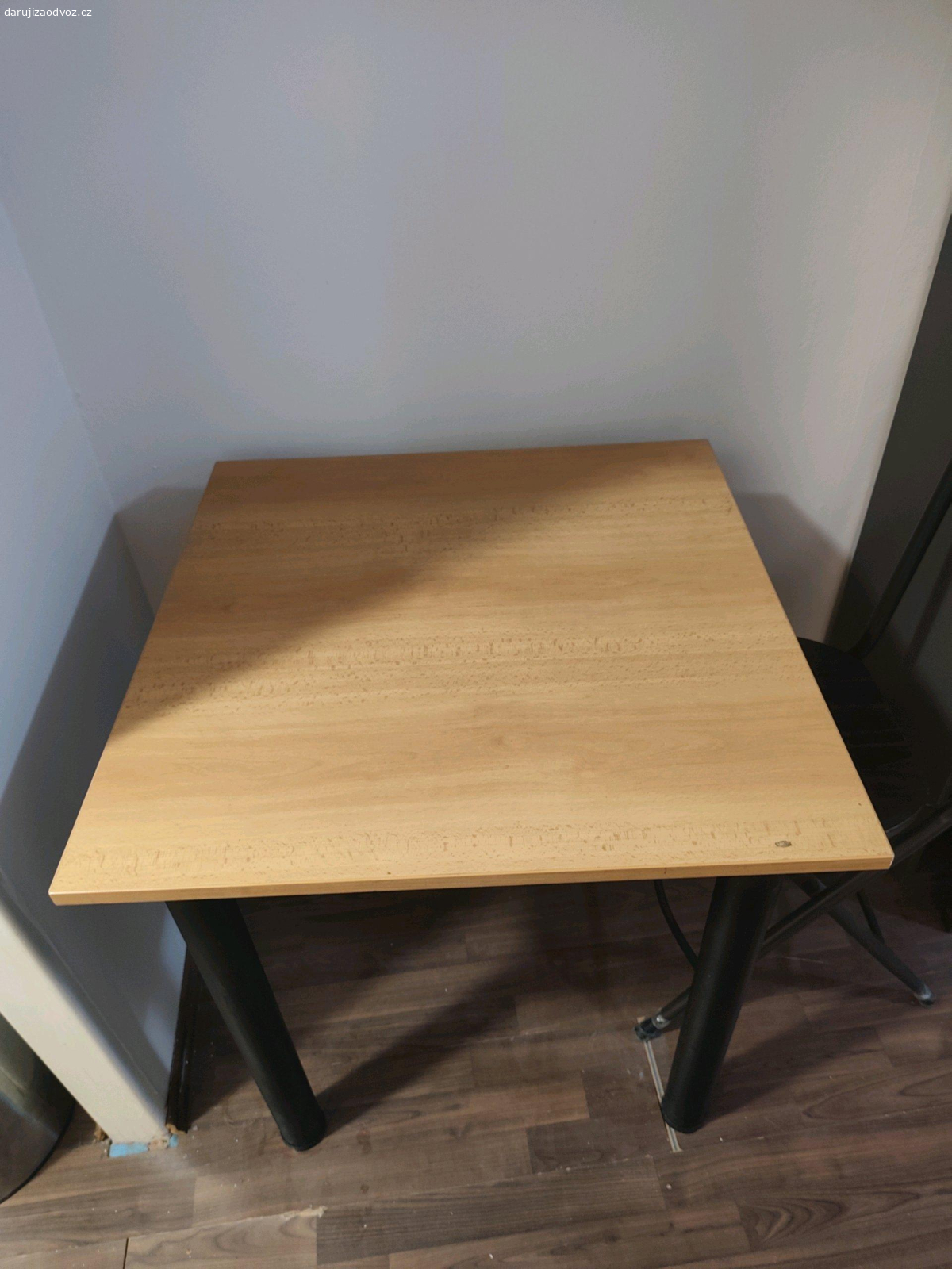 Jídelní stůl. 75cm x 70cm x 70 cm