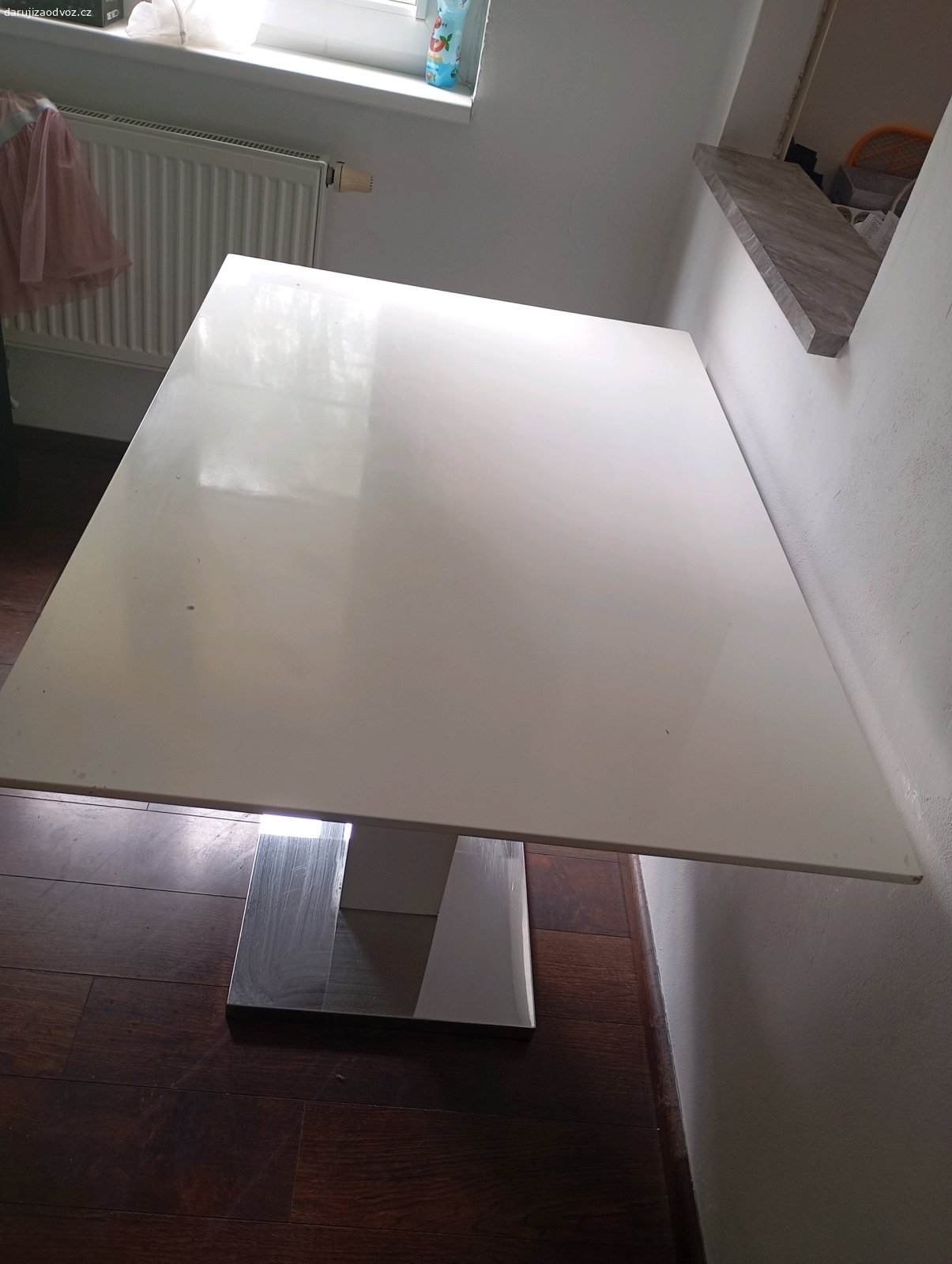 jídelní stůl. Stůl je stabilní, ale deska má kosmetické vady  oděrky, fleky a místy poškozené hrany (viz foto).

výška: 75cm
šířka: 120cm
hloubka: 80cm

Kdyby byl zájem, ke stolu jsou i tři židle, mohu dodat fotografie.

Vhodný třeba na chatu, nebo pro někoho, kdo si ho chce opravit/upravit.

Stůl nabízím i na jiných stránkách za menší částku, každopádně pokud by si ho někdo vzal takto za odvoz, prosím vzít i ty tři židle (fotografie dodám)