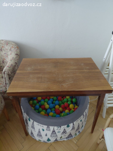 Jídelní stůl